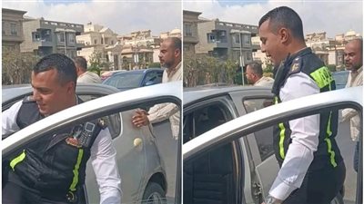 موقف إنساني.. ضابط وأمين شرطة ينقذان سيدة تعطلت سيارتها في منتصف الطريق 