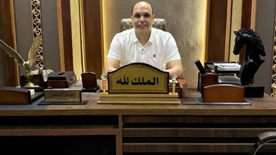 الرائد مؤمن حسين.. ضابط يرفع شعار الملك لله في مكتبه ويؤكد المنصب اختبار مش ام