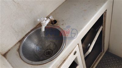 بعد نشر نيوز رووم.. لجنة من السكة الحديد تؤكد وجود المياه بقطار الصعيد رقم 157