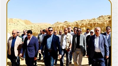 وزير الإسكان يتفقد مشروع سكن مصر ومحطة رفع صرف صحى بالقاهرة الجديدة