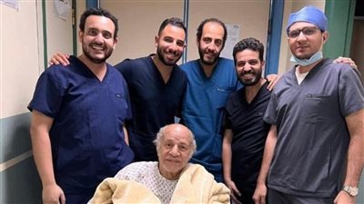 أول ظهور للفنان عيد أبو الحمد مع الطاقم الطبي بعد أزمته الصحية 