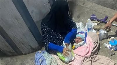 أم ورضيعها يفترشان الرصيف.. مناشدة لإنقاذ سيدة أمام مستشفى منشية البكري