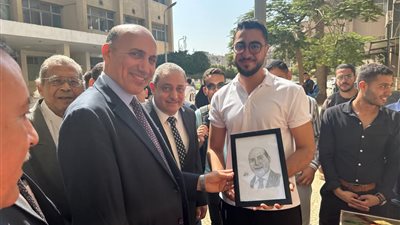 أهدوه صورته.. ناىب رئيس جامعة الزقازيق يتفقد كلية الطب البيطرى