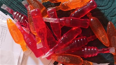 ضبط ربع طن مكسبات طعم و1600 عبوة مشروبات أطفال منتهية الصلاحية بالفيوم 