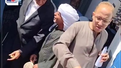 شاب قبطي يوزع الحلوى على المصلين عقب خروجهم من صلاة الجمعة | صور وفيديو