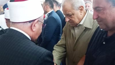نائبا عن وزير الأوقاف.. وكيل أوقاف الجيزة يقدم واجب العزاء لابراهيم محلب