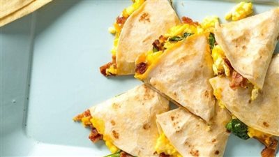 فطور على الطريقة المكسيكية.. بيض بالتورتيلا لبدء يومك بنكهة مميزة وصحية 	