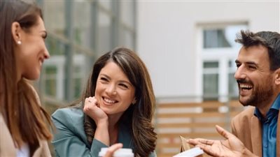 بين الصداقة والعمل.. كيف تبني علاقة مهنية متوازنة بلا حرج؟ 	