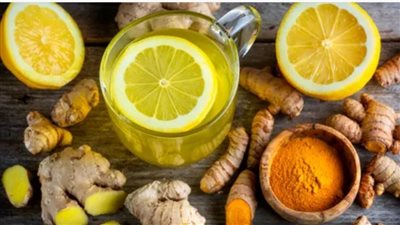 مشروب الكركم الذهبي بين الماء والحليب… الفرق في الطعم والفائدة! 	