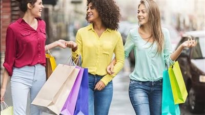 التسوق أسبوعيًا يساعد النساء في تخفيف الشعور بالتوتر ويمنحهن السعادة 