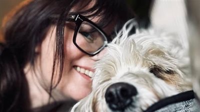 لرعاية رفيقها.. امرأة تعمل من المنزل لأن كلبها يعاني قلق الانفصال الشديد