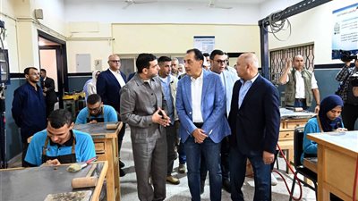 رئيس الوزراء يتفقد مدرسة 