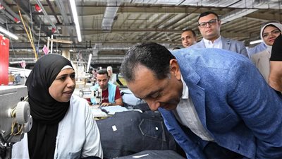 رئيس الوزراء يتفقد مصنع 