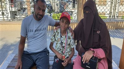 جرى بالشبشب فكرموه.. بطل «ماراثون الأقصر» يخطف القلوب وحلمُه الحج لوالديه