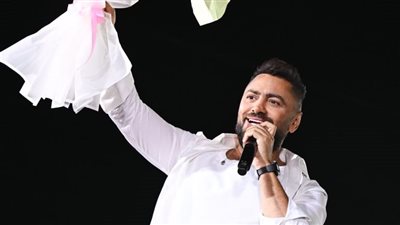 بقينا صحاب خلاص.. الفنان تامر حسني يفاجئ طفلة صغيرة 