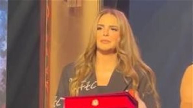 الفنانة دنيا عبدالعزيز