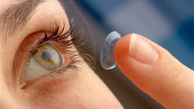 ألبس عدسات لاصقة( لينسيز )  فهل يجب عليَّ نزعها وقت الطهارة والوضوء ؟