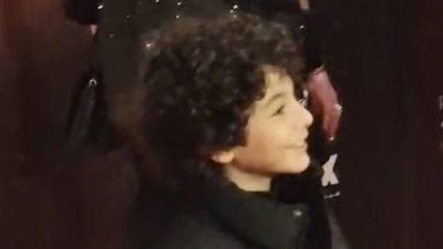 جان رامز يتألق على السجادة الحمراء في العرض الخاص لفيلم «أوسكار»