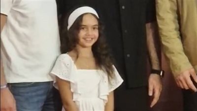ابتسامات ولقطات طريفة لأصغر ممثلة في «أوسكار» خلال العرض الخاص للفيلم