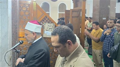 رئيس جامعة الأزهر ونائب شئون التعليم والطلاب يؤدون صلاتي المغرب والعشاء