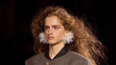 الإبرة النجمية” تتصدر المشهد بأسبوع باريس للموضة 2026