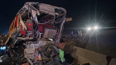 مصرع 4 وإصابة 14 في تصادم أتوبيس ونقل بطريق الجلالة