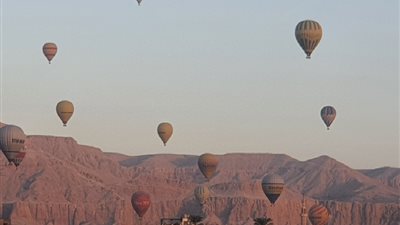 الأقصر تستعيد بريقها.. 60 رحلة بالون تحلّق في سماء المدينة بـ 1800 سائح