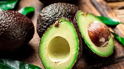 من الأخضر إلى البني… متى يصبح الأفوكادو غير صالح للأكل؟ 	