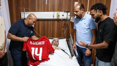  لاعبو الأهلي يزورون حسن شحاتة للاطمئان على حالته الصحية |صور 