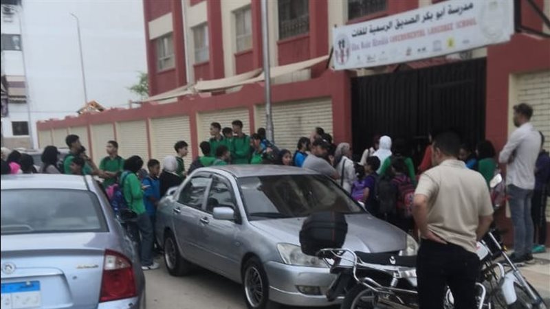 الطلاب أمام بوابة