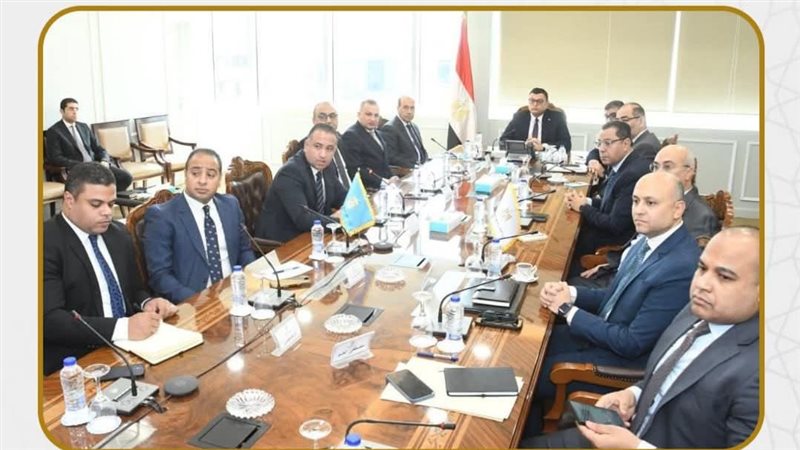 الشربيني يعقد اجتماعاً