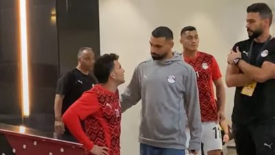 محمد صلاح يساند اللاعبين قبل لقاء مصر وغينيا بيساو 
