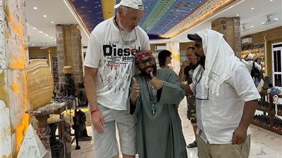 انبهر بسحر التاريخ وكرم الناس.. أليكس أطول رجل في بولندا يزور الأقصر لأول مرة