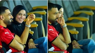 وراء كل رجل عظيم أمرأة عظيمة.. أم مكة بجوار صلاح للاحتفال بالمنتخب