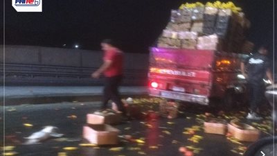 فاكهة متناثرة على الأسفلت.. انقلاب حمولة سيارة بالأوتوستراد أعلى كوبري كوتسيكا