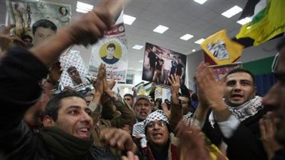 1966 فلسطينيا المقرر إطلاق سراحهم صعدوا على متن حافلات تمهيدا للإفراج عنهم