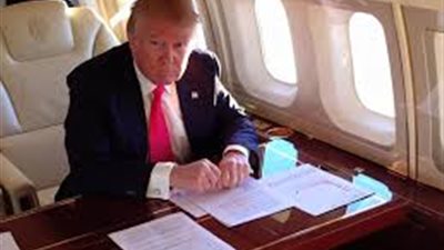 ترامب يتابع تسليم الرهائن من على متن الطائرة الرئاسية قبل وصوله لإسرائيل