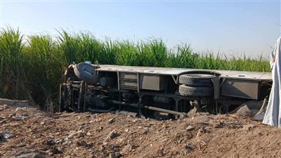 أول صور لانقلاب أتوبيس نقل عمال بمصنع الألومنيوم وإصابة 19 عاملًا بقنا