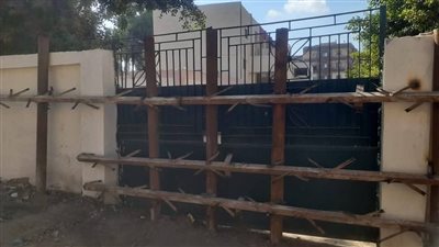 أغلق بالمتاريس واللحام.. مياه المنوفية تُغلق بوابة مدرسية وترد في بيان لها