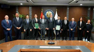 وزير البترول  يشهد توقيع عقد أعمال الحفر بين بي بي وفالاريس  لخمس آبار جديدة 