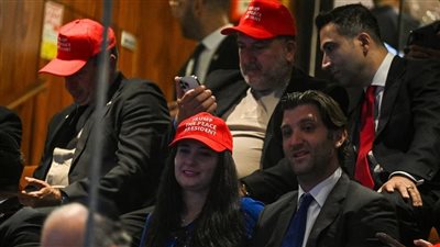 لماذا يرتدي الحضور في الكنيست الإسرئيلي قبعات حمراء قبل خطاب ترامب؟