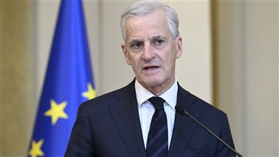 وصول رئيس وزراء النرويج إلى مصر للمشاركة بقمة شرم الشيخ للسلام