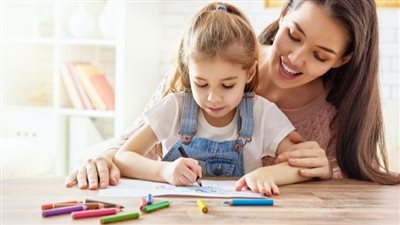 خطوات تأسيس الطفل في القراءة والكتابة.. تعرفي على أبرزها