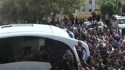  وصول حافلات تقل معتقلين فلسطينيين إلى رام الله ضمن صفقة تبادل الأسرى