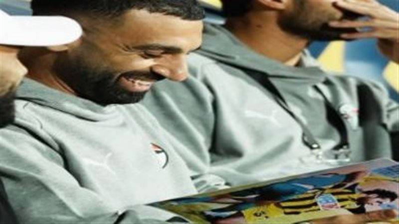محمد صلاح مع صورته