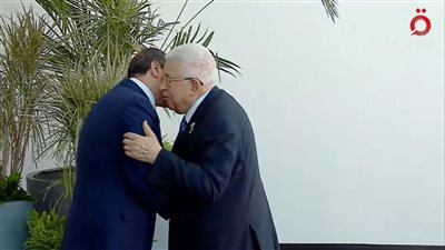 الرئيس السيسي يستقبل نظيره الفلسطيني فور وصوله للمشاركة بقمة شرم الشيخ