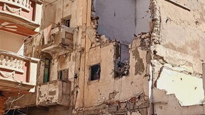 طلاب الصحافة بجامعة الإسكندرية يرصدون مأساة انهيار عقار كرموز