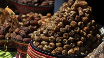 التمر الطازج أم المجفف؟ مقارنة شاملة في الفوائد والقيمة الغذائية 	
