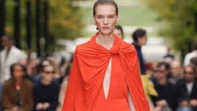اللون الأحمر نجم عروض الأزياء لربيع وصيف 2026.. كيف تنسقيه؟