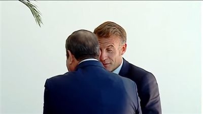 الرئيس السيسي يستقبل نظيره الفرنسي ماكرون فور وصوله للمشاركة بقمة شرم الشيخ